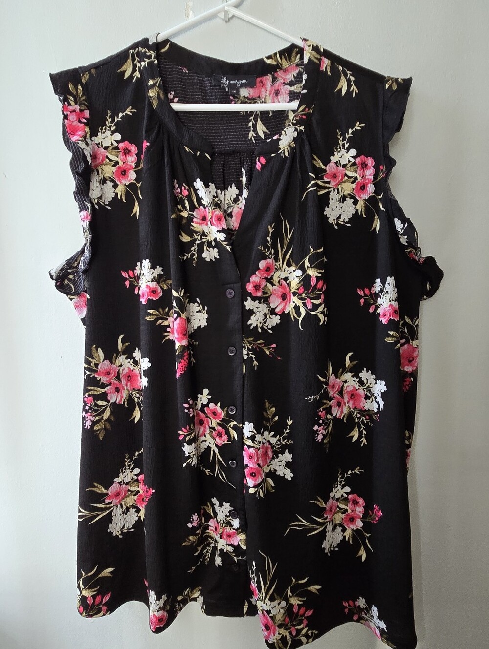 Black Floral 1X Ruffle Blouse Floral Buttons V Neck Soft Relaxed Fits Like 2X?